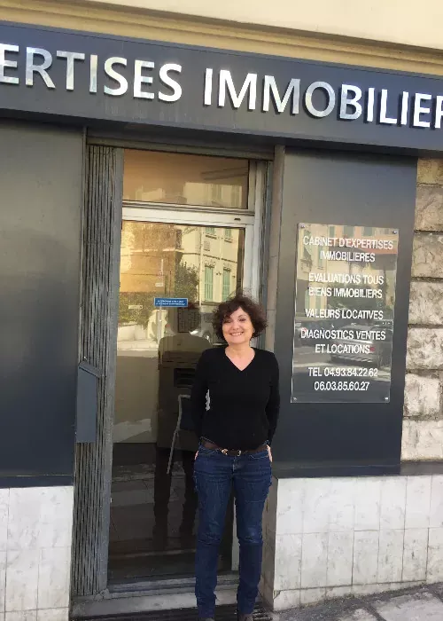Chantal Abbou devant son cabinet d'expertises immobilières à Nice