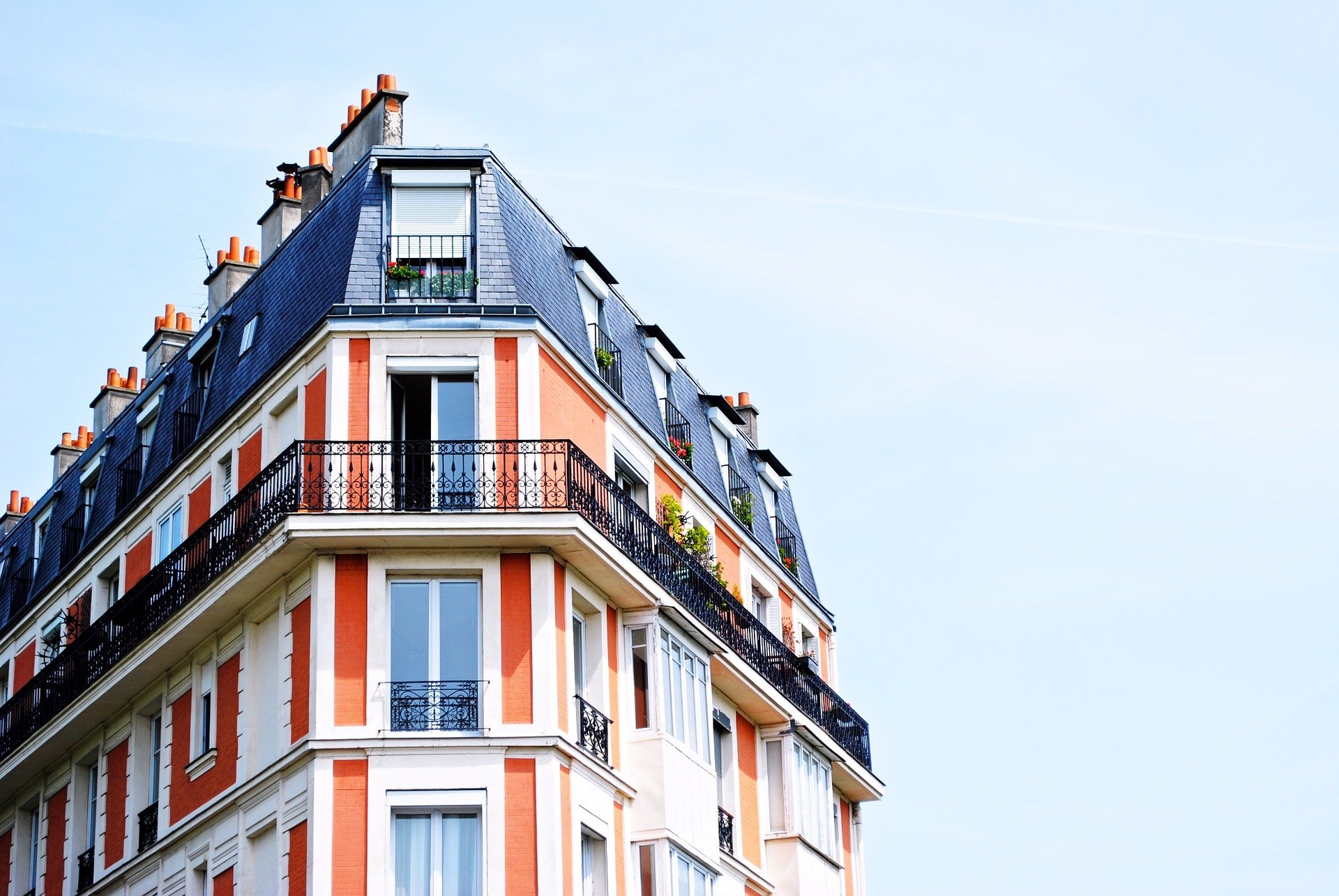 apartment-building-1149751_1920 expertise immobiliere immeuble